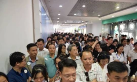 Dòng người xếp hàng chờ đợi vào xem căn hộ mẫu VinCity Ocean Park