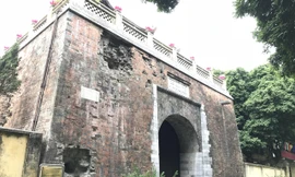 Bí ẩn lịch sử đằng sau hai vết lõm xuyên 3 thế kỷ trên thành Hà Nội