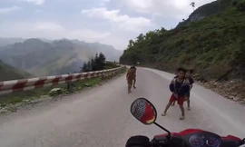 Phượt thủ bị trẻ em giật đồ khi đổ đèo: Quá nguy hiểm