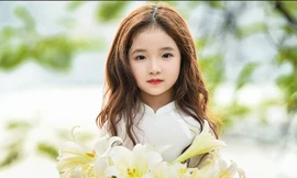 Bé gái xinh đẹp như thiên thần trên phố đi bộ Hồ Gươm