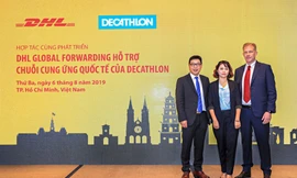 Đại diện DHL Global Forwarding và Decathlon tại buổi công bố hợp tác