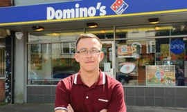 Nathaniel Bolwell trước cửa hàng bán pizza của Domino. 