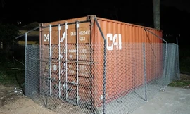 Container chứa gỗ sưa được quây bằng thép B40. Ảnh: Gia Chính