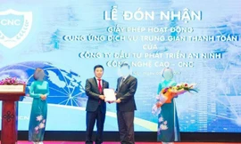 Một hình ảnh hiếm hoi của Nguyễn Văn Dương khi đại diện cho CNC nhận giấy phép hoạt động cung ứng dịch vụ trung gian thanh toán của CNC năm 2017