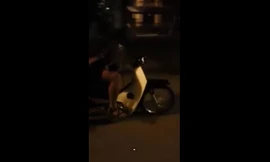 Nam thanh niên 'giỡn tử thần' để chó điều khiển xe máy