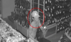 Tên trộm cầm dao phay đột nhập nhà trong đêm