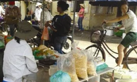 Ruốc “bã sắn dây” len lỏi tại một số cửa hàng bán lẻ.