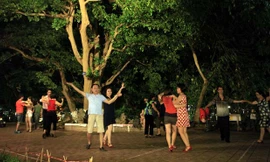 Câu lạc bộ khiêu vũ bên bờ Hồ Gươm