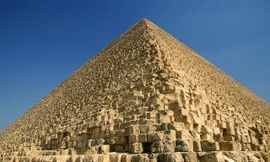 Đoạn dốc kì lạ gần mỏ đá Hatnub đang được các nhà khảo cổ học cho rằng có liên đới tới cách người Ai Cập cổ vận chuyển đá.