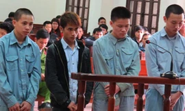 Bốn học sinh tại tòa. 