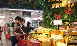 Người dân chọn mua hoa quả tại siêu thị Lotte (quận Ba Đình, TP Hà Nội).
