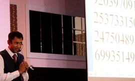 Kỷ lục gia nhớ tất cả 140 con số được mọi người cung cấp. Ảnh: Nguyễn Loan