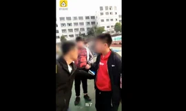 Nữ sinh Trung Quốc gây phẫn nộ vì dùng xấp tiền 'tát' bạn nam