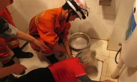 Các nhân viên cứu hộ đang nỗ lực giải thoát cho bà Trương.