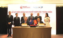 Chủ tịch HĐQT kiêm Tổng Giám độc Tập đoàn T&T Group - Đỗ Quang Hiển (bên phải) và Tổng Giám đốc Hiệp hội Doanh nghiệp HunterNet - Tone Cade ký kết Biên bản ghi nhớ hợp tác