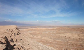 Atacama là một sa mạc có diện tích 181.300 km2, độ cao 3.200 m so với mực nước biển. Sa mạc được hình thành từ hơn 25 triệu năm trước ở phía bắc Chile và một phần nhỏ ở phía nam Peru, nằm giữa Thái Bình Dương và dãy núi Andes.