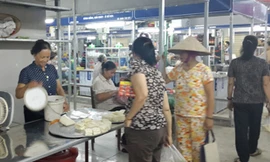 Đậu mơ - một thực phẩm nổi tiếng của chợ Mơ truyền thống đã được bán khi chợ mở lại