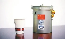 Hộp chứa trứng tằm và hạt giống cây mà Trung Quốc đưa lên Mặt Trăng. Ảnh: SCMP