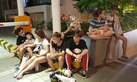 Vợ chồng Only C cùng mọi người thoát khỏi chung cư khi đám cháy xảy ra.