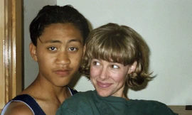 Mary Schmitz và cậu học trò nhỏ kém 22 tuổi.