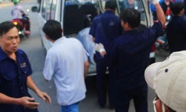 Thi thể anh Hùng được đưa lên xe mang về nhà xác.