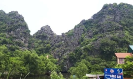 Núi Cái Hạ trong vùng lõi danh thắng Tràng An (huyện Hoa Lư, tỉnh Ninh Bình) cơ bản đã được trả lại nguyên trạng khi công trình khủng xuyên lõi danh thắng này bị buộc phải tháo dỡ