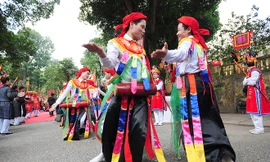 Trai làng môi son má phấn múa giữa trời rét 12 độ C