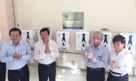 Nguyên Chủ tịch nước Trương Tấn Sang cùng đại diện Lãnh đạo địa phương Hội Bảo trợ Bệnh nhân nghèo TP.HCM và Tập đoàn Novaland vui mừng trao tặng máy lọc nước đến 27 trường