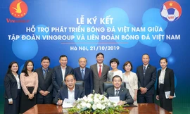 Ông Lê Khánh Hải, Thứ trưởng Bộ Văn hóa – Thể thao – Du lịch, Chủ tịch VFF và Ông Nguyễn Việt Quang, Phó Chủ tịch kiêm Tổng Giám đốc Tập đoàn Vingroup ký kết thỏa thuận hợp tác chiến lược nhằm hỗ trợ phát triển bóng đá Việt Nam.