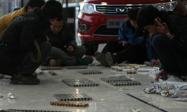 Hai thanh niên Thạch Gia Trang gánh theo 150 kg tiền xu đến showroom ô tô mua xế hộp