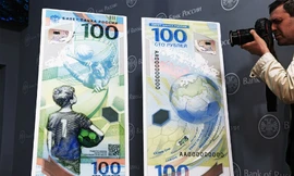 Theo Ngân hàng Trung ương Nga, hình ảnh cậu bé mang ước mơ chinh phục những thành tựu như các cầu thủ vĩ đại là biểu tượng cho sự tiếp nối giữa các thế hệ. Trong khi đó, trái bóng trên mặt còn lại của đồng tiền tượng trưng cho quả địa cầu. Ảnh: Kirill Ka