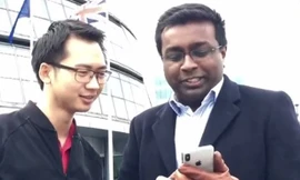 Phạm Anh Sơn (trái) cùng bạn khởi nghiệp tại London, Anh. Ảnh cắt từ clip.