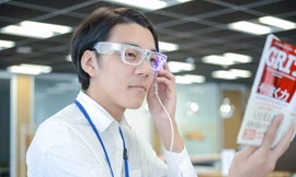 Người dùng đeo kính chỉ cần lướt nhìn văn bản hay hình ảnh là chuyển tải thành giọng nói