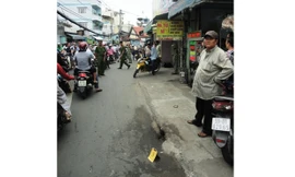 Công an khám nghiệm hiện trường nơi Vĩnh trộm chiếc xe máy của bảo mẫu Trinh.