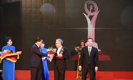 Ông Kiều Minh Lực, Phó Tổng Giám đốc C.P. Việt Nam nhận giải mảng chăn nuôi heo