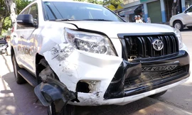 Ôtô do bác sĩ lái tông hàng loạt xe máy. Ảnh: Quảng Nam.