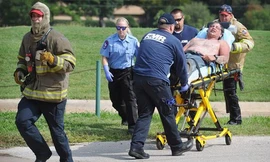 Các nhân viên cứu hộ đưa nạn nhân đi cấp cứu