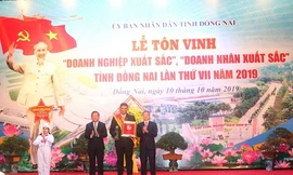 Lãnh đạo tỉnh Đồng Nai trao kỷ niệm chương cho Doanh nhân xuất sắc - ông Ganesan Ampalavanar, Tổng Giám đốc Công ty Nestlé Việt Nam