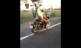 Dân chơi vắt chéo chân, thả tay điều khiển xe máy