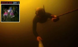 Các cầu thủ đang được hướng dẫn kỹ năng bơi lặn. (Ảnh: Youtube)