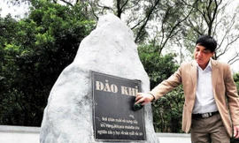 Bác sĩ Vũ Công Long bên bia đá tri ân loài khỉ cứu người. Ảnh: Trần Quang