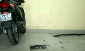 Nền nhà để xe lún sâu khiến nhiều diện tích không sử dụng được. Ảnh: Lường Toán