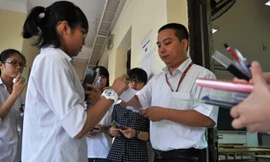 Theo quy định, giám thị cũng không được phép mang điện thoại di động vào phòng thi. Ảnh minh họa: Quý Đoàn (VnExpress).