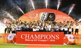 CLB bóng đá Hà Nội nâng Cup vô địch V-League 2019