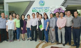 Đoàn bác sĩ chụp hình cùng lãnh đạo VWS