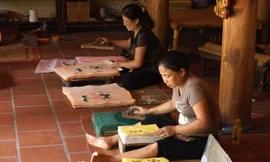 Làm tập trung trong 2 - 3 ngày cho ra một loạt vài trăm bức tranh có giá 15.000 đồng/ bức. Ảnh: Diệp Sa 