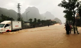 Mưa lớn khiến quốc lộ, nhà dân ở Quảng Ninh chìm trong biển nước