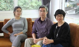 Vợ chồng ông Giang cùng con gái Mai Chi. Ảnh: Lê Nga.