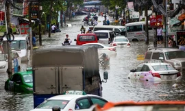 Taxi 'bơi' trên đường Phan Huy Ích (quận Tân Bình) sáng 26/11. Ảnh: Quỳnh Trần