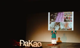 Diễn giả Trang Trịnh trong buổi nói chuyện TEDxĐaKao chủ đề “Nhân loại”